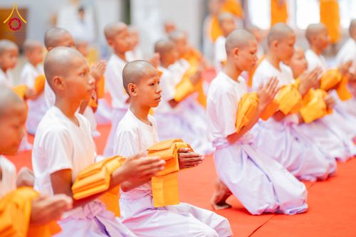 ภาพ No.318690:วันที่ 29 มีนาคม พ.ศ. 2569 พิธีเวียนประทักษิณ มอบผ้าไตร บรรพชาสามเณร  ณ ศูนย์อบรมเยาวชนกาญบุรี