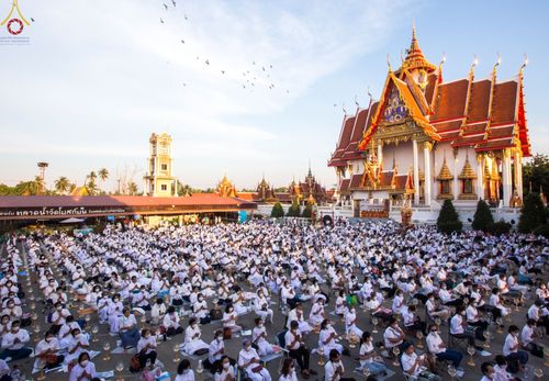 ภาพ No.73415:พิธีจุดประทีปถวายเป็นพุทธบูชา และบูชาธรรมมหาปูชนียาจารย์ ในโครงการธรรมยาตรากตัญญูบูชา มหาปูชนียาจารย์ พระมงคลเทพมุนี(สด จนฺทสโร) พระผู้ปราบมาร ปีที่ 11 ณ อนุสรณ์สถานลำดับที่ 4 สถานที่เกิดด้วยกายธรรม วัดโบสถ์ (บน) บางคูเวียง อ.บางกรวย จ.นนทบุรี วันที่ 21 