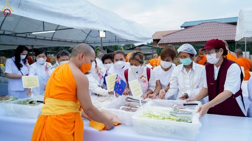 ภาพ No.69946:พิธีถวายภัตตาหารเป็นสังฆทาน แด่คณะพระธรรมยาตราฯ ในโครงการธรรมยาตราฯ ปีที่ 11 ณ อนุสรณ์สถานมหาวิหารพระมงคลเทพมุนี อ.สองพี่น้อง จ.สุพรรณบุรี วันที่ 9 มกราคม พ.ศ. 2566