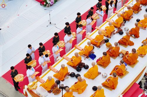 ภาพ No.284180:วันเสาร์ที่ 20 ธันวาคม พ.ศ.2568  พิธีตักบาตรพระ 10,000 รูป เนื่องในโอกาส 194 ปี จังหวัดกาญจนบุรี และอุทิศส่วนกุศลให้แด่บรรพชนทั้งหลาย บริเวณถนนสองแคว (Skywalk) เมืองกาญจนบุรี