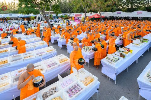 ภาพ No.69863:พิธีถวายภัตตาหารเป็นสังฆทาน แด่คณะพระธรรมยาตราฯ ในโครงการธรรมยาตราฯ ปีที่ 11 ณ อนุสรณ์สถานมหาวิหารพระมงคลเทพมุนี อ.สองพี่น้อง จ.สุพรรณบุรี วันที่ 7 มกราคม พ.ศ. 2566