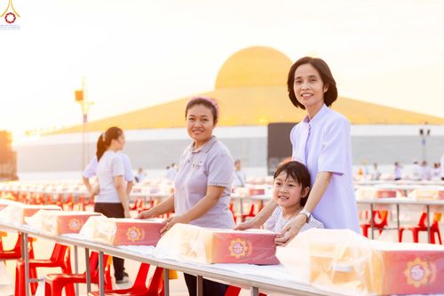 ภาพ No.322747:วันที่ 15-18 เมษายน พ.ศ.2569 การเเตรียมโต๊ะฉัน , เตรียมจุดพักค้าง , เรียงเก้าอี้ , เรียงกล่องไทยธรรม  เพื่องานถวายมหาสังฆทาน 40,000 กว่าวัดทั่วประเทศ วันคุ้มครองโลก 22 เมษายน พ.ศ.2569 วัดพระธรรมกาย