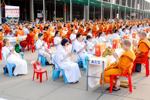 ภาพ No.324663:วันที่ 22 เมษายน พ.ศ.2569 (วันคุ้มครองโลก) บรรยากาศสาธุชน ในงานถวายมหาสังฆทาน 40,000 กว่าวัดทั่วประเทศ ณ ลานธรรม วัดพระธรรมกาย