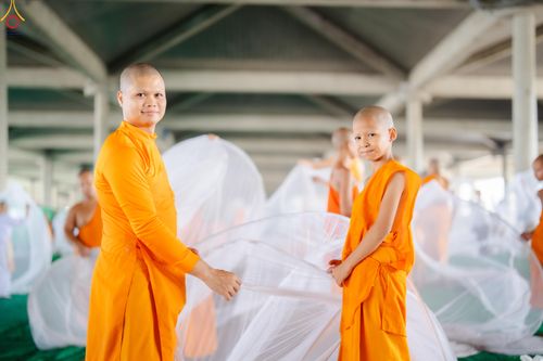 ภาพ No.322996:วันที่ 17-19 เมษายน พ.ศ.2569 การปูผ้ากระสอบขาว , เตรียมจุดฉัน , เตรียมจุดพักค้าง เพื่องานถวายมหาสังฆทาน 40,000 กว่าวัดทั่วประเทศ วันคุ้มครองโลก 22 เมษายน พ.ศ.2569 วัดพระธรรมกาย