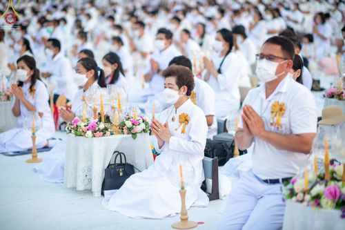 ภาพ No.71900:พิธีจุดประทีปถวายเป็นพุทธบูชา และบูชาธรรมมหาปูชนียาจารย์ ในโครงการธรรมยาตรากตัญญูบูชา มหาปูชนียาจารย์ พระมงคลเทพมุนี(สด จนฺทสโร) พระผู้ปราบมาร ปีที่ 11 ณ อนุสรณ์สถานลำดับที่ 3 สถานที่เกิดใหม่ในเพศสมณะ วัดสองพี่น้อง อ.สองพี่น้อง จ.สุพรรณบุรี วันที่ 17 มกร
