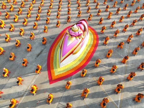 ภาพ No.73577:พิธีตักบาตรพระธรรมยาตราฯ ในโครงการธรรมยาตรากตัญญูบูชา มหาปูชนียาจารย์ พระมงคลเทพมุนี(สด จนฺทสโร) พระผู้ปราบมาร ปีที่ 11 ณ อนุสรณ์สถานลำดับที่ 4 สถานที่เกิดด้วยกายธรรม วัดโบสถ์ (บน) บางคูเวียง อ.บางกรวย จ.นนทบุรี วันที่ 22 มกราคม พ.ศ. 2566