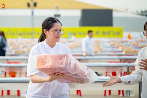 ภาพ No.322593:วันที่ 17 เมษายน พ.ศ.2569 การเรียงกล่องไทยธรรม เรียงน้ำดื่ม เรียงร่ม ณ ลานธรรมพระมหาธรรมกายเจดีย์ เพื่องานถวายมหาสังฆทาน 40,000 กว่าวัดทั่วประเทศ วันคุ้มครองโลก 22 เมษายน พ.ศ.2569 วัดพระธรรมกาย