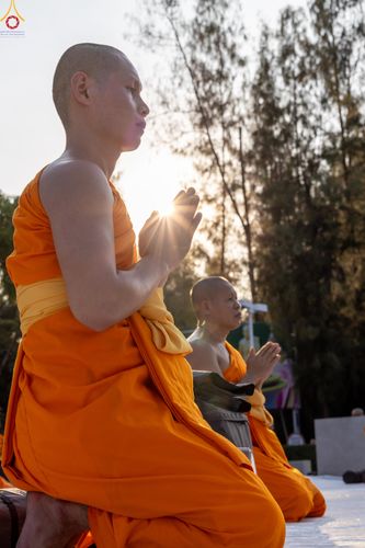 ภาพ No.281618:วันที่ 24 ธันวาคม พ.ศ.2568 พระธรรมยาตรา ปฏิบัติธรรม และถ่ายภาพหมู่ประวัติศาสตร์ ณ ลานหน้ามหาวิหารพระมงคลเทพมุนีฯ วัดพระธรรมกาย