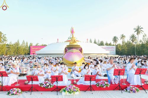 ภาพ No.70554:พิธีตักบาตรพระธรรมยาตราฯ ในโครงการธรรมยาตรากตัญญูบูชา มหาปูชนียาจารย์ พระมงคลเทพมุนี(สด จนฺทสโร) พระผู้ปราบมาร ปีที่ 11 ณ อนุสรณ์สถานลำดับที่ 2 สถานที่ตั้งมโนปณิธานบวชตลอดชีวิต อนุสรณ์สถานคลองบางนางแท่น อ.สามพราน จ.นครปฐม วันที่ 14 มกราคม พ.ศ. 2566