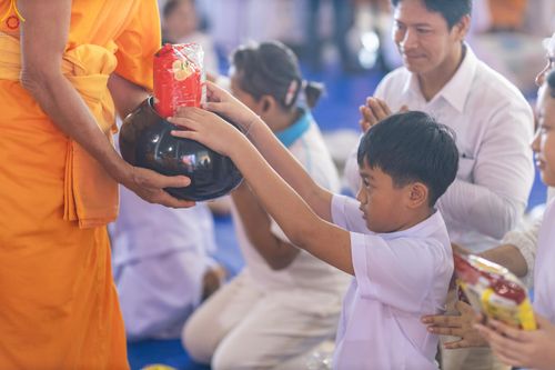ภาพ No.327941:วันที่ 3 พฤษภาคม พ.ศ.2569 พิธีตักบาตร ข้าวสารอาหารแห้ง ณ บ้านแก้วเรือนทองคุณยายอาจารย์ฯ วัดพระธรรมกาย