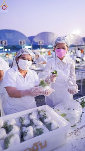 ภาพ No.73891:พิธีถวายภัตตาหารเป็นสังฆทาน แด่คณะพระธรรมยาตราฯ ในโครงการธรรมยาตรากตัญญูบูชา มหาปูชนียาจารย์ พระมงคลเทพมุนี(สด จนฺทสโร) พระผู้ปราบมาร อนุสรณ์สถาน 7 แห่ง ปีที่ 11 วันที่ 23 มกราคม พ.ศ. 2566