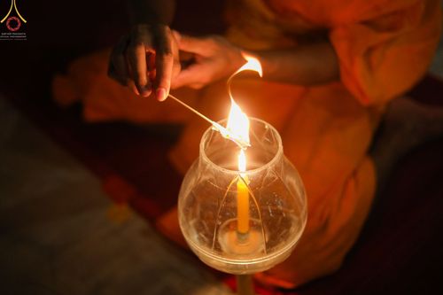 ภาพ No.69359:พิธีจุดประทีปถวายเป็นพุทธบูชา และบูชาธรรมมหาปูชนียาจารย์ ในโครงการธรรมยาตรากตัญญูบูชา มหาปูชนียาจารย์ พระมงคลเทพมุนี(สด จนฺทสโร) พระผู้ปราบมาร ปีที่ 11 ณ อนุสรณ์สถานมหาวิหารพระมงคลเทพมุนี อ.สองพี่น้อง จ.สุพรรณบุรี