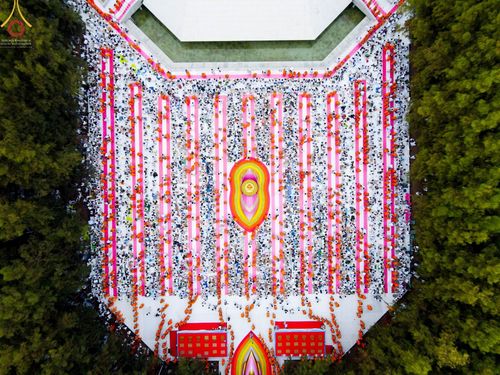 ภาพ No.69616:พิธีตักบาตรพระธรรมยาตราฯ ในโครงการธรรมยาตรากตัญญูบูชา มหาปูชนียาจารย์ พระมงคลเทพมุนี(สด จนฺทสโร) พระผู้ปราบมาร ปีที่ 11 ณ อนุสรณ์สถานลำดับที่ 1 สถานที่เกิดด้วยรูปกายเนื้อ อนุสรณ์สถานมหาวิหารพระมงคลเทพมุนี อ.สองพี่น้อง จ.สุพรรณบุรี