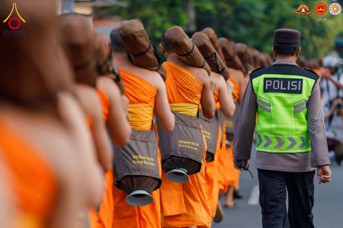 ภาพ No.280055:วันที่ 31 ธันวาคม พ.ศ. 2568 เดินธรรมยาตราที่บรมพุทธโธ อินโดนีเซีย