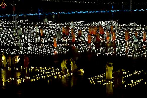 ภาพ No.244232:วันที่ 7 กันยายน พ.ศ. 2568 พิธีจุดประทีป วันครูผู้ค้นพบวิชชาธรรมกาย ณ ลานธรรมฯ และวิหารคด วัดพระธรรมกาย