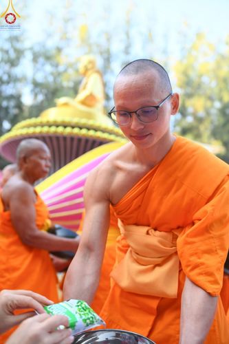 ภาพ No.190244:พิธีตักบาตรพระธรรมยาตรา ณ อนุสรณ์สถานลำดับที่ 1 สถานที่เกิดด้วยรูปกายเนื้อ อนุสรณ์สถานมหาวิหารพระมงคลเทพมุนี (โลตัสแลนด์) อ.สองพี่น้อง จ.สุพรรณบุรี ในโครงการธรรมยาตรา กตัญญูบูชา มหาปูชนียาจารย์ พระมงคลเทพมุนี(สด จนฺทสโร) พระผู้ปราบมาร อนุสรณ์สถาน 7 แห่ง 