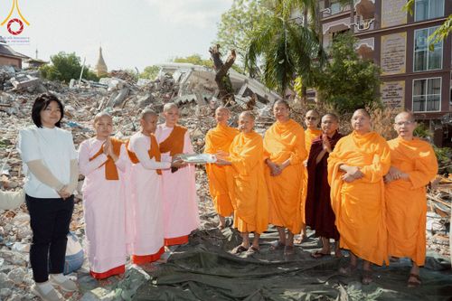 ภาพ No.220328:วันที่ 17 เมษายน พ.ศ. 2568 ผู้แทนวัดพระธรรมกาย ลงพื้นที่เยียวยา ซับน้ำตาเหยื่อแผ่นดินไหวมัณฑะเลย์