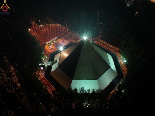 ภาพ No.190165:พิธีจุดประทีปถวายเป็นพุทธบูชา และบูชาธรรมมหาปูชนียาจารย์ ณ อนุสรณ์สถานมหาวิหารพระมงคลเทพมุนี (โลตัสแลนด์) อ.สองพี่น้อง จ.สุพรรณบุรี ในโครงการธรรมยาตรา กตัญญูบูชา มหาปูชนียาจารย์ พระมงคลเทพมุนี(สด จนฺทสโร) พระผู้ปราบมาร อนุสรณ์สถาน 7 แห่ง ปีที่ 13