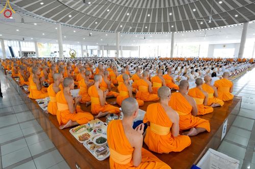 ภาพ No.143205:พิธีถวายภัตตาหารเพื่อเป็นกำลังแห่งการเข้าถึงธรรม ของพระภิกษุสามเณร วัดพระธรรมกาย วันเสาร์ที่ 6 กรกฏาคม พ.ศ. 2567 ณ หอฉันคุณยายอาจารย์ วัดพระธรรมกาย จ.ปทุมธานี