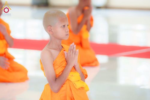 ภาพ No.216898:วันเสาร์ที่ 5 เมษายน พ.ศ. 2568 พิธีตัดปอยผม พิธีขอขมาผู้ปกครอง พิธีมอบบาตรและผ้าไตร พิธีบรรพชา ณ ศูนย์ปฏิบัติธรรมและศูนย์อบรมเยาวชนพระนครศรีอยุธยา ต.พุทเลา อ.บางปะหัน จ.พระนครศรีอยุธยา