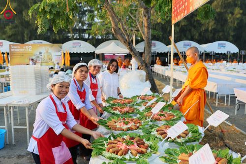 ภาพ No.110713:พิธีถวายภัตตาหารเป็นสังฆทาน แด่คณะพระธรรมยาตราฯ ในโครงการธรรมยาตรากตัญญูบูชา มหาปูชนียาจารย์ พระมงคลเทพมุนี(สด จนฺทสโร) พระผู้ปราบมาร อนุสรณ์สถาน 7 แห่ง ปีที่ 12 วันที่ 12 มกราคม พ.ศ. 2567 ณ อนุสรณ์สถานมหาวิหารพระมงคลเทพมุนี(โลตัสแลนด์) อ.สองพี่น้อง จ.สุ