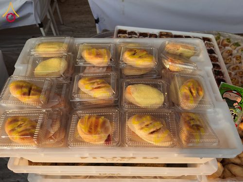 ภาพ No.197953:สาธุชนถวายภัตตาหารเป็นสังฆทาน แด่พระธรรมยาตรา ณ วัดโบสถ์(บน) ตำบลบางคูเวียง อำเภอบางกรวย จังหวัดนนทบุรี ในโครงการธรรมยาตรา กตัญญูบูชา มหาปูชนียาจารย์ พระมงคลเทพมุนี(สด จนฺทสโร) พระผู้ปราบมาร อนุสรณ์สถาน 7 แห่ง ปีที่ 13 วันที่ 19 มกราคม พ.ศ. 2568