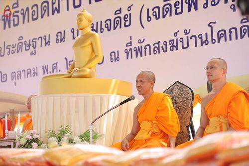 ภาพ No.91422:พิธีทอดผ้าป่ายกยอดดอกบัวสิริปทุมทิพย์  ประดิษฐาน ณ ปทุมเจดีย์  (เจดีย์พระพุทธเจ้า ๕ พระองค์) ณ ศูนย์อบรมเยาวชนจังหวัดปัตตานี 22 ตุลาคม พ.ศ.2566