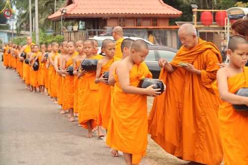 ภาพ No.61093:สามเณรออกบิณฑบาต และกิจกรรมอบรมสามเณร ในโครงการบรรพชาสามเณรฟื้นฟู พระพุทธศาสนาทั่วไทย ณ ศูนย์อบรมที่พักสงฆ์บ้านร่มเย็น จ.นราธิวาส วันที่ 2-15 เมษายน พ.ศ. 2567