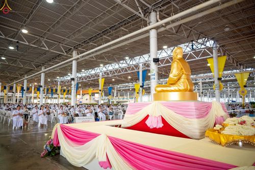 ภาพ No.251277:วันที่ 10 ตุลาคม พ.ศ. 2568 พิธีปฏิบัติธรรม ในวันคล้ายวันเกิด 141 ปี พระมงคลเทพมุนี (สด จนฺทสโร) พระผู้ปราบมาร ณ สภาธรรมกายสากล วัดพระธรรมกาย