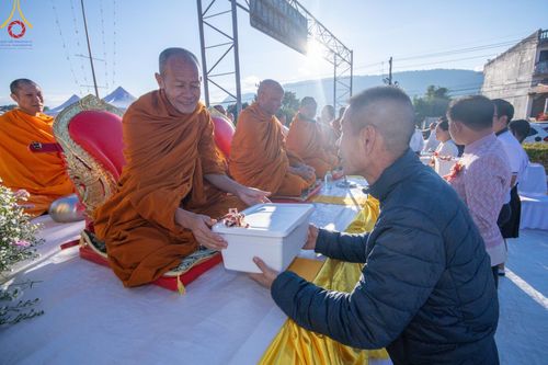 ภาพ No.187172:พิธีตักบาตรพระ ๕๐๐ รูป "สร้างบุญใหญ่ ส่งท้ายปีเก่า ต้อนรับปีใหม่ ๒๕๖๘" วันเสาร์ที่ ๒๘ ธันวาคม พ.ศ. ๒๕๖๗ ณ ถนนหน้าที่ว่าการอำเภอภูเรือ จังหวัดเลย