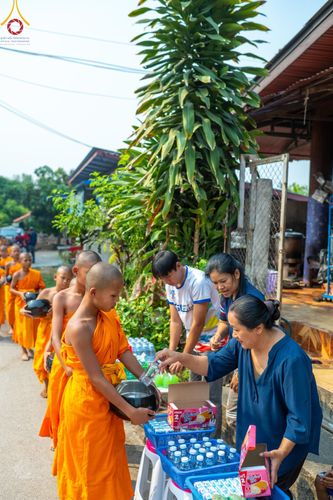 ภาพ No.137005:Photo Story  มหัศจรรย์วัดดงดินแดง Episode 5 กิจกรรมถ่ายภาพหมู่ประวัติศาสตร์ และตักบาตรฉลองพระ-เณรกว่า 500 รูป วันที่ 6 เมษายน พ.ศ. 2567