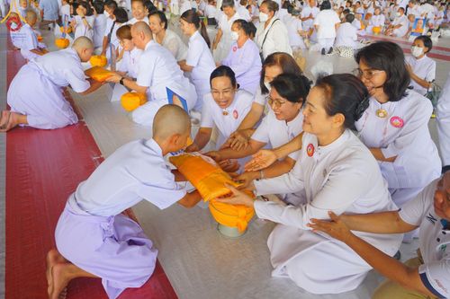 ภาพ No.133930:พิธีขอขมามอบผ้าไตร โครงการบรรพชาสามเณร ศูนย์อบรมวัดพระธรรมกาย ณ วัดพระธรรมกาย วันเสาร์ที่ 6 เมษายน พ.ศ. 2567