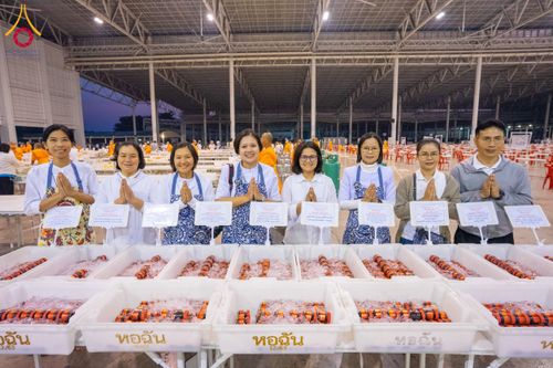 ภาพ No.204312:พิธีถวายภัตตาหารเป็นสังฆทาน แด่พระธรรมยาตรา ณ วัดพระธรรมกาย ตำบลคลองสาม อำเภอคลองหลวง จังหวัดปทุมธานี ในโครงการธรรมยาตรา กตัญญูบูชา มหาปูชนียาจารย์ พระมงคลเทพมุนี(สด จนฺทสโร) พระผู้ปราบมาร อนุสรณ์สถาน 7 แห่ง ปีที่ 13 วันที่ 31 มกราคม พ.ศ. 2568