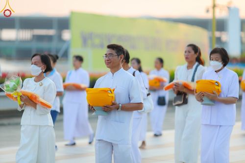 ภาพ No.101445:พิธีเวียนประทักษิณ, พิธีวันทาเจดีย์, พิธีขอขมาและมอบผ้าไตร ในโครงการอุปสมบทหมู่ รุ่นบูชาธรรมมหาปูชนียาจารย์ ณ วัดพระธรรมกาย ในวันที่ 9 ธันวาคม พ.ศ. 2566