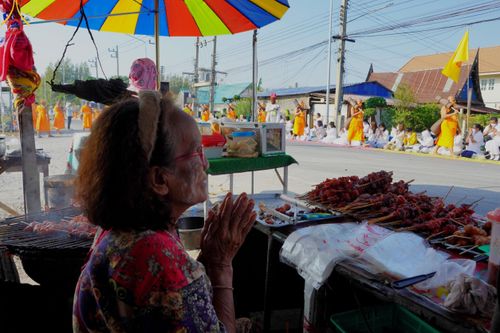 ภาพ No.110413:พิธีต้อนรับพระธรรมยาตรา ในโครงการธรรมยาตรากตัญญูบูชา มหาปูชนียาจารย์ พระมงคลเทพมุนี(สด จนฺทสโร) พระผู้ปราบมาร อนุสรณ์สถาน 7 แห่ง ปีที่ 12 วันที่ 11 มกราคม พ.ศ. 2567 ณ อนุสรณ์สถานลำดับที่ 3 สถานที่เกิดใหม่ในเพศสมณะ วัดสองพี่น้อง จ.สุพรรณบุรี