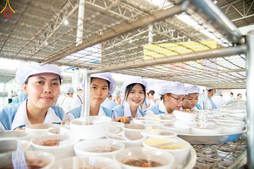 ภาพ No.58842:V.40 ภัตตาหารพระหมื่นวัด เราจัดให้ การปฏิบัติงานของเจ้าหน้าที่และอาสาสมัคร เพื่อรับบุญในการถวายภัตตาหาร แด่คณะสงฆ์ 10,000 กว่าวัดทั่วประเทศ ที่มาร่วมงานวันคุ้มครองโลก จันทร์ที่ 22 เมษายน พ.ศ. 2567 ณ วัดพระธรรมกาย