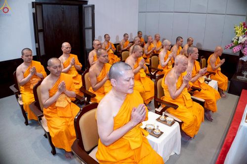 ภาพ No.230960:วันอังคารที่ 1 กรกฎาคม พ.ศ. 2568 ผู้ว่าราชการจังหวัดปทุมธานี เป็นประธานพิธีต้อนรับ สัญญาบัตร พัดยศ พระครูสัญญาบัตรสายต่างประเทศ วัดพระธรรมกาย ประจำปี พ.ศ. 2568 จำนวน 19 รูป