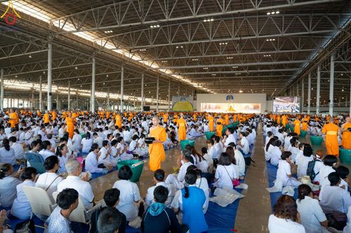 ภาพ No.158952:พิธีตักบาตร ในวันอาทิตย์ต้นเดือน วันที่ 6 ตุลาคม พ.ศ. 2567 ณ สภาธรรมกายสากล วัดพระธรรมกาย