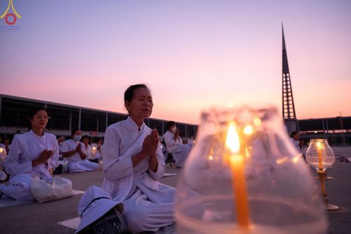 ภาพ No.204529:พิธีจุดประทีปถวายเป็นพุทธบูชา และบูชาธรรมมหาปูชนียาจารย์ ณ วัดพระธรรมกาย ตำบลคลองสาม อำเภอคลองหลวง จังหวัดปทุมธานี ในโครงการธรรมยาตรา กตัญญูบูชา มหาปูชนียาจารย์ พระมงคลเทพมุนี(สด จนฺทสโร) พระผู้ปราบมาร ปีที่ 13 วันที่ 31 มกราคม พ.ศ. 2568