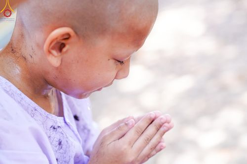 ภาพ No.59144:พิธีปลงผมและแห่นาคธรรมทายาท ในโครงการบรรพชาสามเณร ภาคฤดูร้อน เฉลิมพระเกียรติพระบาทสมเด็จพระเจ้าอยู่หัว เนื่องในโอกาส  พระราชพิธีมหามงคลเฉลิมพระชนมพรรษา 6 รอบ  ปลงผมนาคในวันที่ 21 เมษายน พ.ศ 2567 ณ วัดกลางธนรินทร์ (ธรรมอุทยานบ้านแป้ง)