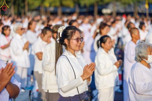 ภาพ No.192667:พิธีจุดประทีปถวายเป็นพุทธบูชา และบูชาธรรมมหาปูชนียาจารย์ ณ อนุสรณ์สถานคลองบางนางแท่น อ.สามพราน จ.นครปฐม ในโครงการธรรมยาตรา กตัญญูบูชา มหาปูชนียาจารย์ พระมงคลเทพมุนี(สด จนฺทสโร) พระผู้ปราบมาร อนุสรณ์สถาน 7 แห่ง ปีที่ 13 วันที่ 10 มกราคม พ.ศ. 2568