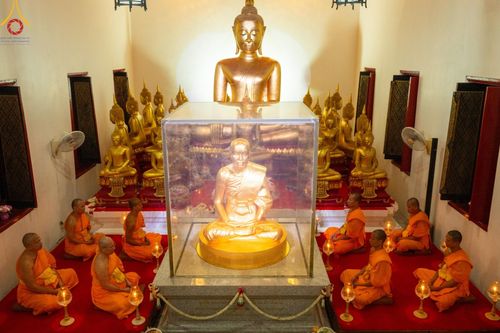 ภาพ No.197170:พิธีจุดประทีปถวายเป็นพุทธบูชา และบูชาธรรมมหาปูชนียาจารย์ ณ วัดโบสถ์(บน) ตำบลบางคูเวียง อำเภอบางกรวย จังหวัดนนทบุรี ในโครงการธรรมยาตรา กตัญญูบูชา มหาปูชนียาจารย์ พระมงคลเทพมุนี(สด จนฺทสโร) พระผู้ปราบมาร อนุสรณ์สถาน 7 แห่ง ปีที่ 13 วันที่ 18 มกราคม พ.ศ. 25