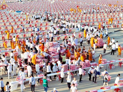 ภาพ No.218963:วันที่ 18-20 เมษายน พ.ศ. 2568 การเตรียมงานในลานธรรม , วิหารคด เพื่องานวันคุ้มครองโลก 22 เมษายน พศ. 2568