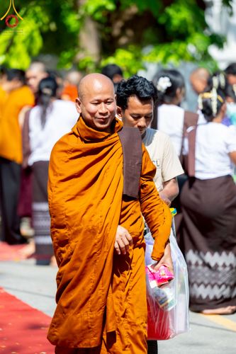 ภาพ No.220126:วันพุธที่ 16 เมษายน พ.ศ. 2568 วัดพระธรรมกายถวายมหาสังฆทาน มอบสิ่งของและทุนทรัพย์กว่า 4 ล้านบาท บรรเทาทุกข์ 181 วัดแผ่นดินไหวเมียนมา