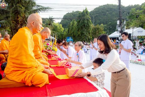 ภาพ No.235175:วันอาทิตย์ที่ 27 กรกฎาคม พ.ศ. 2568 พิธีตักบาตรพระ1,000 รูป ทำบุญเมืองพัทลุง ประธานสงฆ์ พระปริยัติวชิโรดม  เจ้าคณะจังหวัดพัทลุง ประธานฆราวาส นายรัฐศาสตร์ ชิดชู  ผู้ว่าราชการจังหวัดพัทลุง