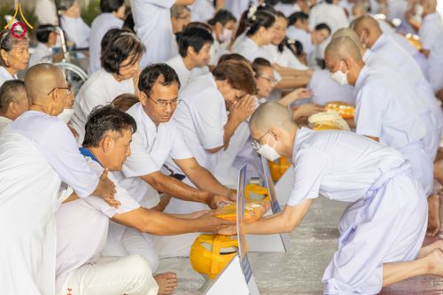 ภาพ No.62754:พิธีขอขมามอบผ้าไตร ในโครงการอุปสมบทหมู่ บูชาธรรมหลวงพ่อธัมมชโย พ.ศ.2567  โครงการอุปสมบทหมู่ธรรมทายาท ระดับอุดมศึกษา รุ่นที่51 (ภาคฤดูร้อน) โครงการบวชพระนานาชาติ AEC และ WAB รุ่นผู้บริหาร(รุ่นที่2) ณ ลานธรรม พระมหาธรรมกายเจดีย์ วันที่ 13 เมษายน พ.ศ. 2567