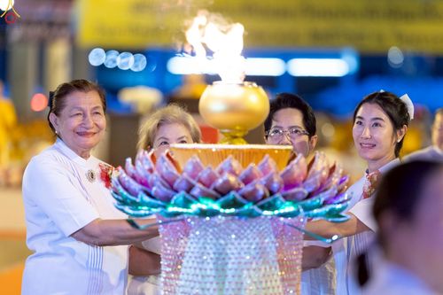 ภาพ No.223985:วันวิสาขบูชา วันอาทิตย์ที่ 11 พฤษภาคม พ.ศ. 2568 พิธีจุดวิสาขประทีป ,  พิธีเวียนประทักษิณรอบพระมหาธรรมกายเจดีย์ , พิธีฉลองชัยสวดมนต์บทธัมมจักกัปปวัตตนสูตร ครบ 7,357,000,000 จบ ณ มหารัตนวิหารคด วัดพระธรรมกาย