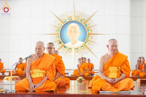 ภาพ No.198085:พิธีถวายภัตตาหารแด่พระภิกษุ สามเณร  บูชาธรรมคุณยายอาจารย์มหารัตนอุบาสิกาจันทร์ ขนนกยูง เนื่องในวาระวันคล้ายวันเกิดครบ 116 ปี วันอาทิตย์ที่ 19 มกราคม พ.ศ. 2568 ณ หอฉันคุณยายอาจารย์ฯ วัดพระธรรมกาย