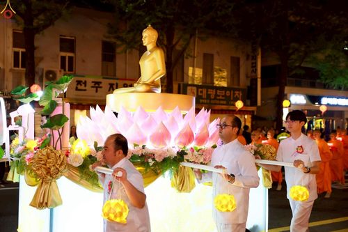 ภาพ No.229581:วันเสาร์ที่ 26 เมษายน พ.ศ. 2568 คณะพระภิกษุสามเณรในโครงการบรรพชาหมู่ 81 รูป  วัดภาวนาโซล ประเทศเกาหลีใต้ ได้ร่วมกับคณะสาธุชนคนไทยในเกาหลีใต้  ร่วมกันเดินขบวนอัญเชิญโคมดอกบัว  เพื่อบูชาแด่องค์สมเด็จพระสัมมาสัมพุทธเจ้า  ในงานเทศกาลวิสาขบูชานานาชาติ ประจำปี