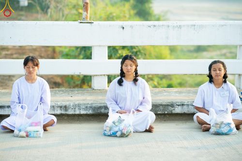 ภาพ No.62274:Photo Story  มหัศจรรย์วัดดงดินแดง Episode 4 กิจกรรมตักบาตรฉลองพระ-เณรกว่า 500 รูป